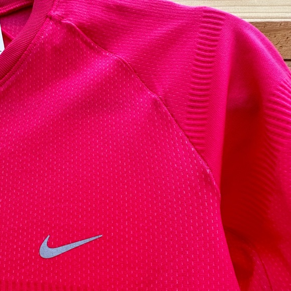NikeFit Nike NWOT DARK Pink Short Sleeve Tee Shirt size Large - Picture 8 of 15